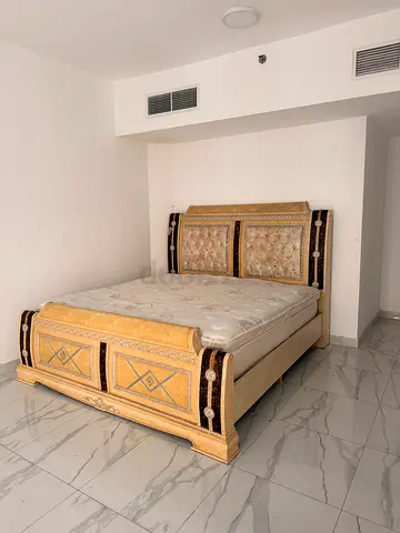 Elegant Vintage-Style Bed Frame