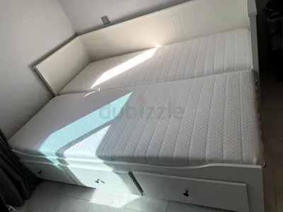 Comfortable Modern Bed with Storage