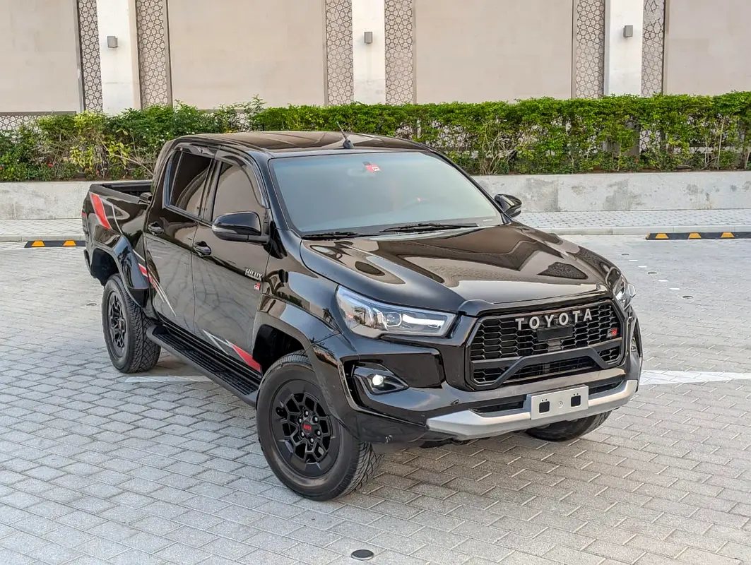 Toyota Hilux 2021 — photo 1 of 20