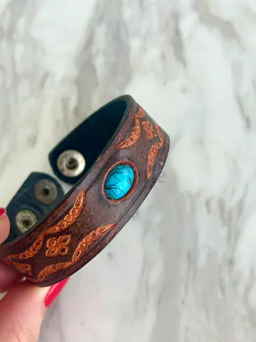 Beautiful Handmade Leather Bracelet with Turquoise Stone