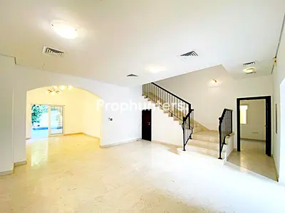 Vacant | Private pool |Prime location