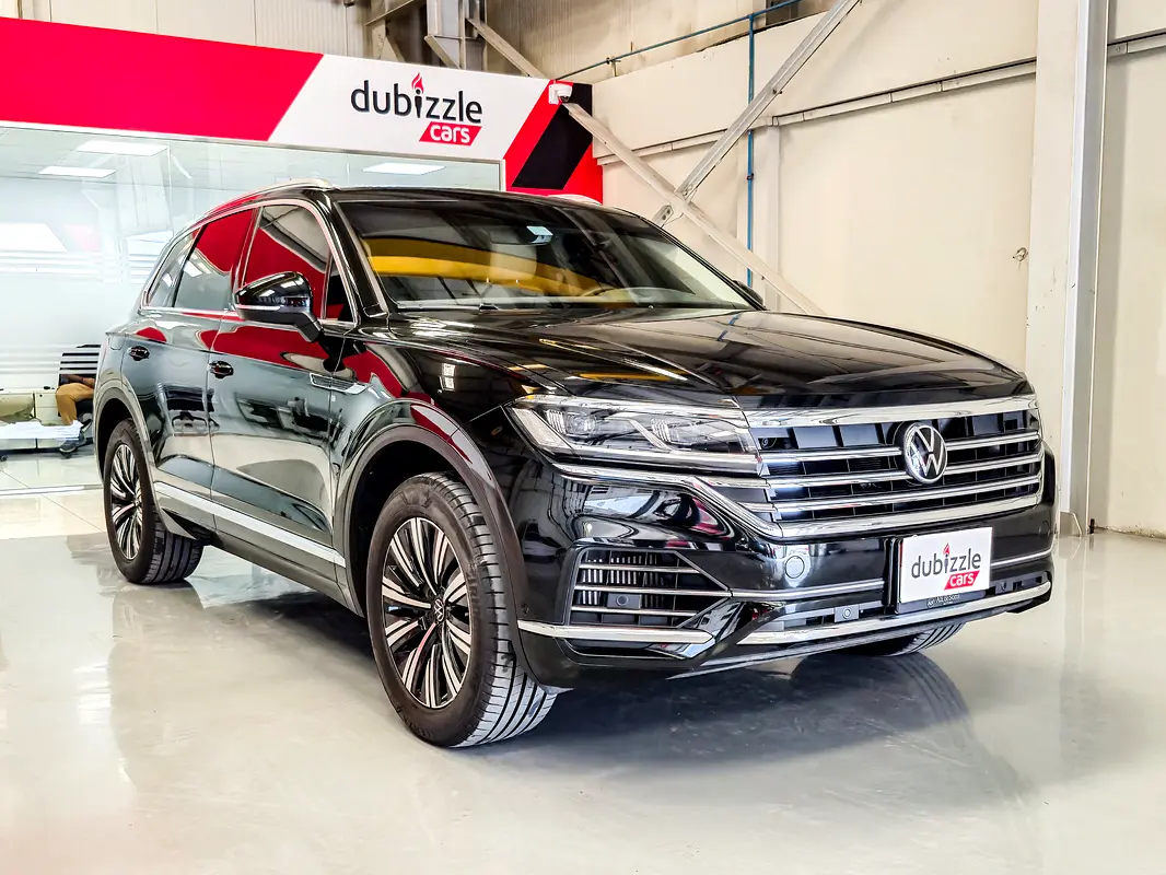 Volkswagen Touareg 2023 — photo 1 of 17