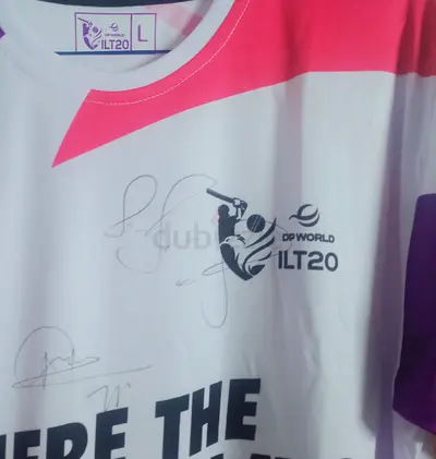 Naseem Shah and Shoab Malik signed shirt L size