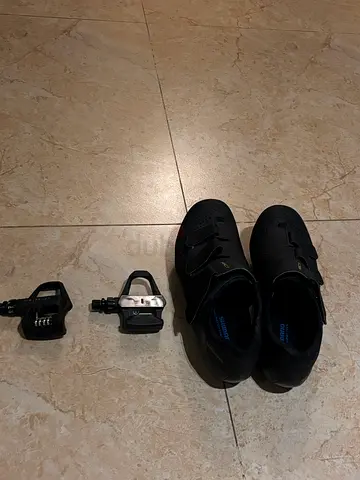 Shimano and van rysel set cycling shoes and clipless pedals