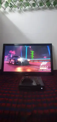 Xbox one with 43 inch tv +31 games