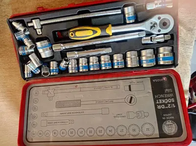 hand tooks ( Kg 15 Dhs ) 100 Kgs