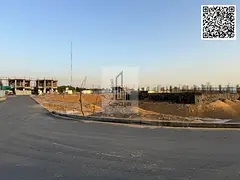 A unique opportunity for freehold ownership of a corner plot, including fees, in a prime and vibrant