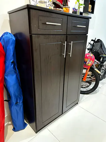 Shoe cabinet