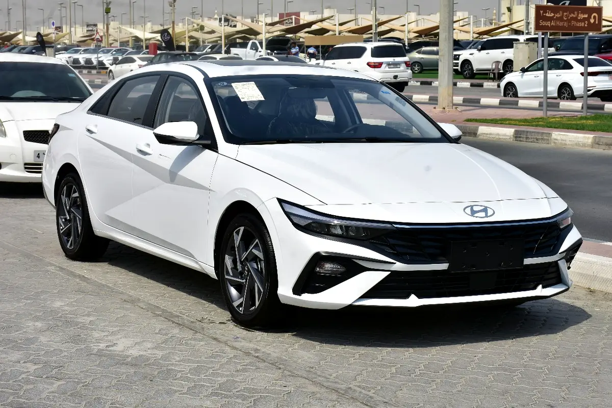Hyundai Elantra 2025 — photo 1 of 14
