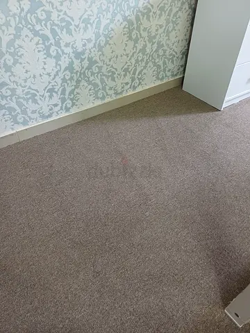 Wall-to-wall plain carpet with installation