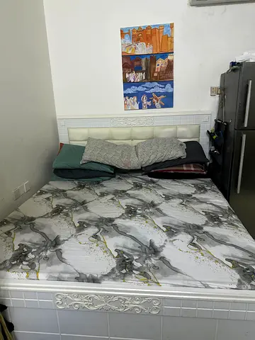 Stylish Queen Size Bed with Elegant Design