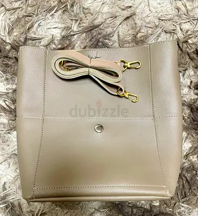 Chic Beige Handbag for Everyday Use