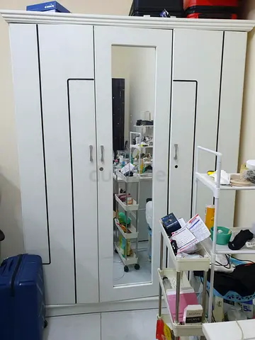 Stylish 3-Door Wardrobe with Mirror