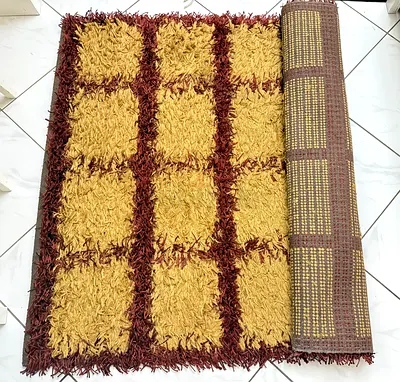 Stylish and Cozy checkered Rug