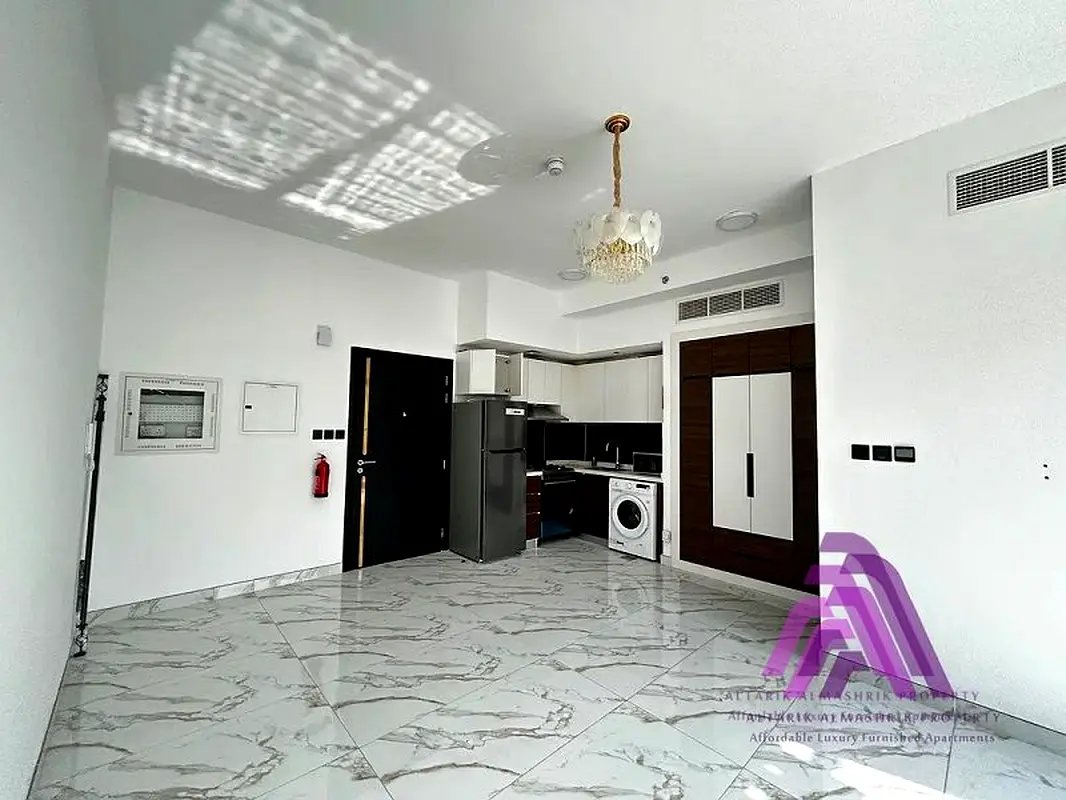 استوديو فسيح في موقع مميز مع شرفة، وجاهز للسكن فورًا