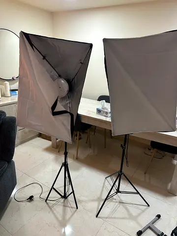 Pair of Softbox Studio Lights with Stands - Photography Lighting Kit
طقم إضاءة سوفت بوكس للتصوير (قط