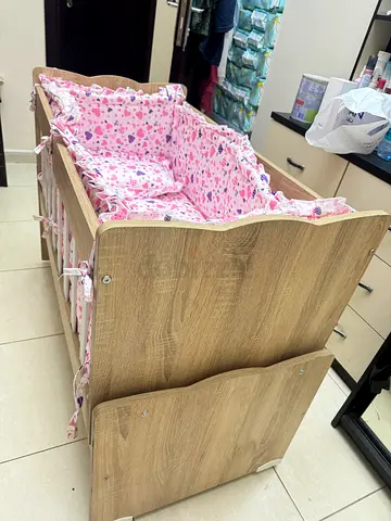 Baby Swinging Crib,Brand new mattress,Brand new Crib liner(foam side lining,small pillow,cushion)