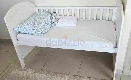 Baby white bed whitout the mattress