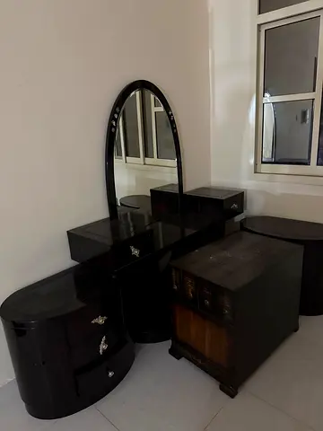 Vanity desk with mirror