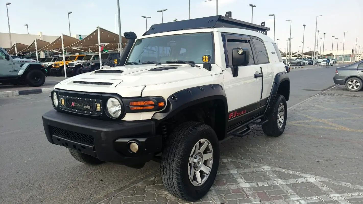 Toyota FJ Cruiser 2015 — photo 1 of 20