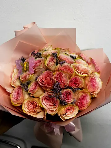 Soft pink roses for a sweet and elegant moment.