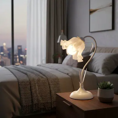 𝐅𝐥𝐨𝐰𝐞𝐫‑𝐒𝐡𝐚𝐩𝐞𝐝 𝐓𝐚𝐛𝐥𝐞 𝐋𝐚𝐦𝐩 𝐚𝐝𝐝𝐬 𝐚 𝐭𝐨𝐮𝐜𝐡 𝐨𝐟 𝐞𝐥𝐞𝐠𝐚𝐧𝐜𝐞 𝐚𝐧