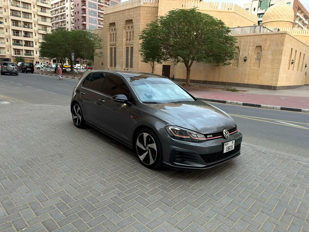 Volkswagen Golf 2019 — photo 1 of 12