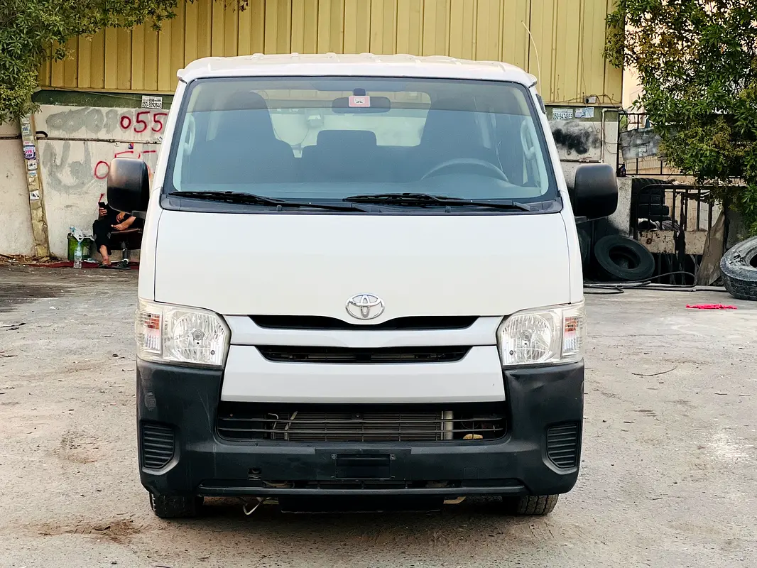Toyota Hiace 2016 — photo 1 of 14
