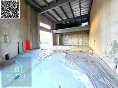 The warehouse is a corner lot on two streets, with 3-phase electricity, capacity 44.145, in a new co