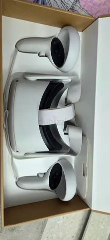 Meta Quest VR Headset with Controllers - Great Condition