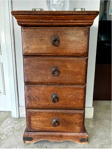 Antique brown 4-drawers dresser