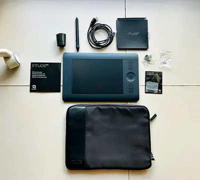 Wacom Intuos Pro Digital Drawing Tablet, Small, Black