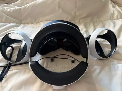 VR Headset and Controllers for an Immersive Experience