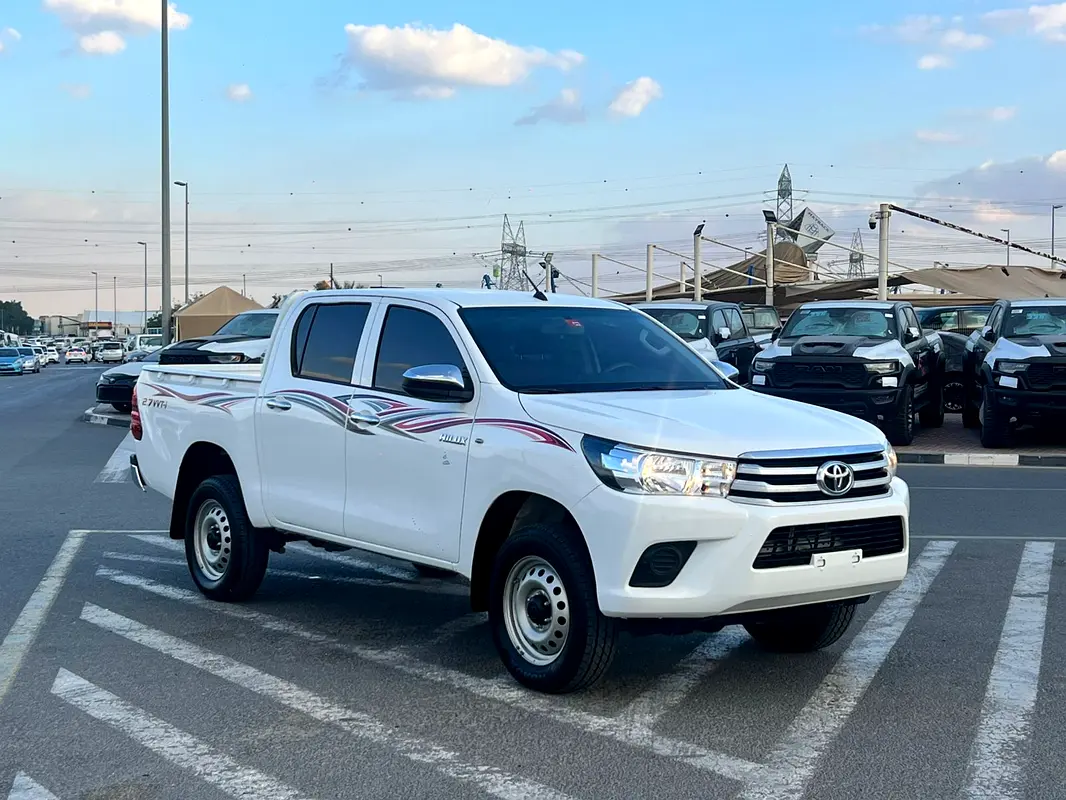 Toyota Hilux 2022 — photo 1 of 18