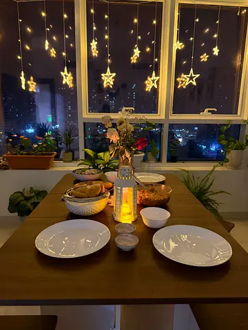 Foldable dining table with 4 chairs(one time used)