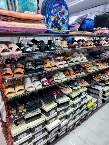 Multi-Tier Commercial Retail Display Rack – Excellent Condition