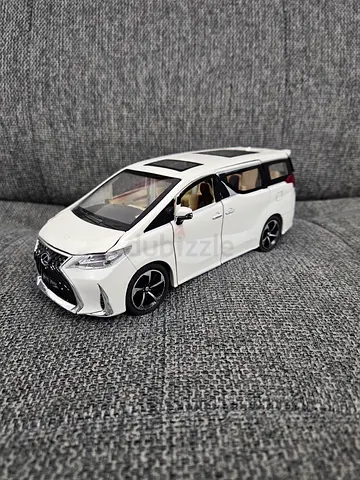 Che zhi Lexus lm 300h car white 1 24