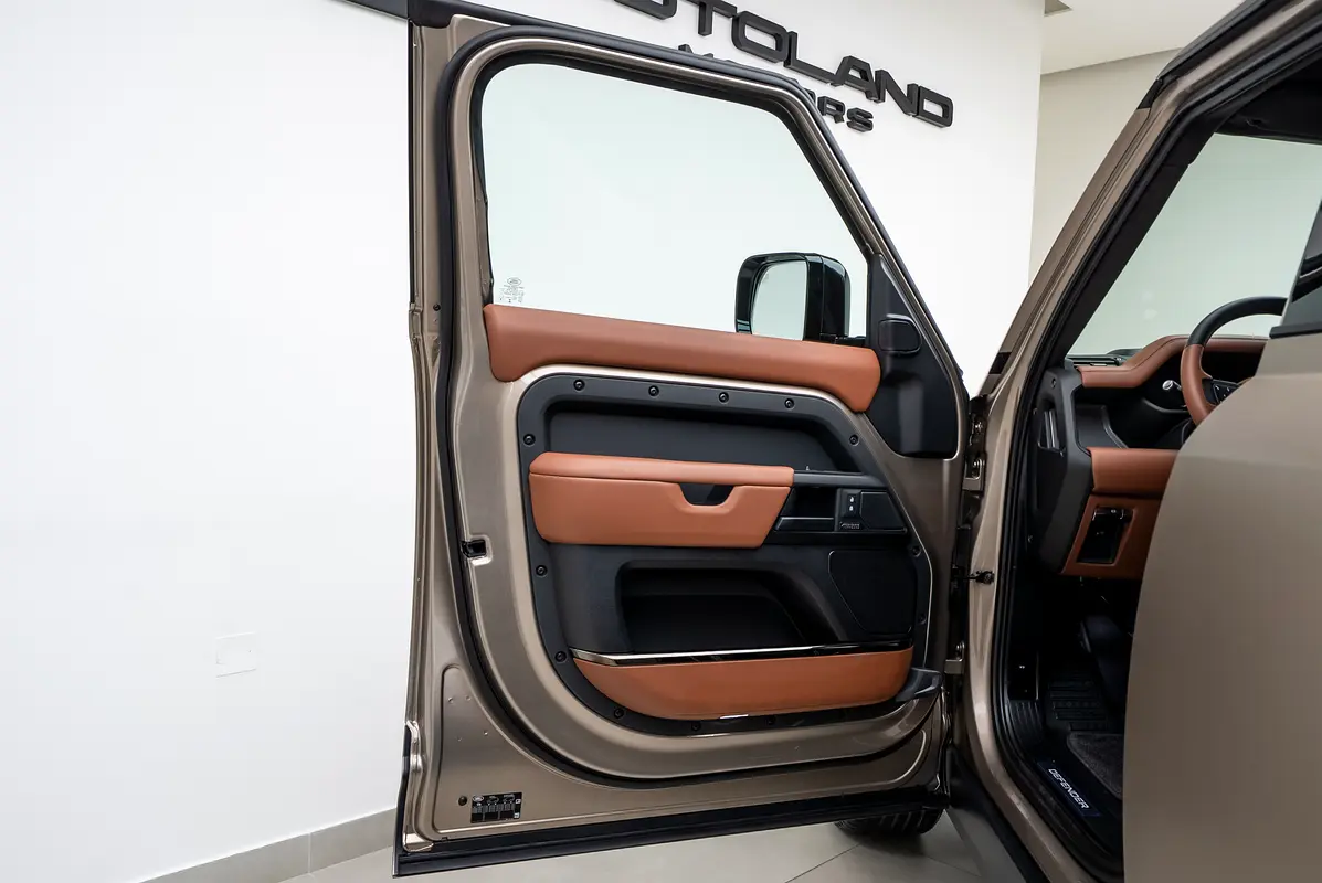 Land Rover Defender 2025