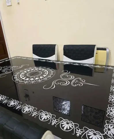 طاولة طعام بحالة ممتازة

اللون أبيض وأسود

نظيفة جدًا ولا يوجد فيها كسور أو عيوب.

مناسبة للمنزل وال