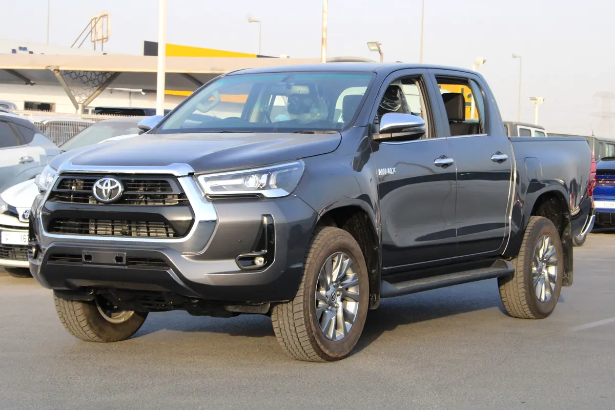 Toyota Hilux 2025 — photo 1 of 15
