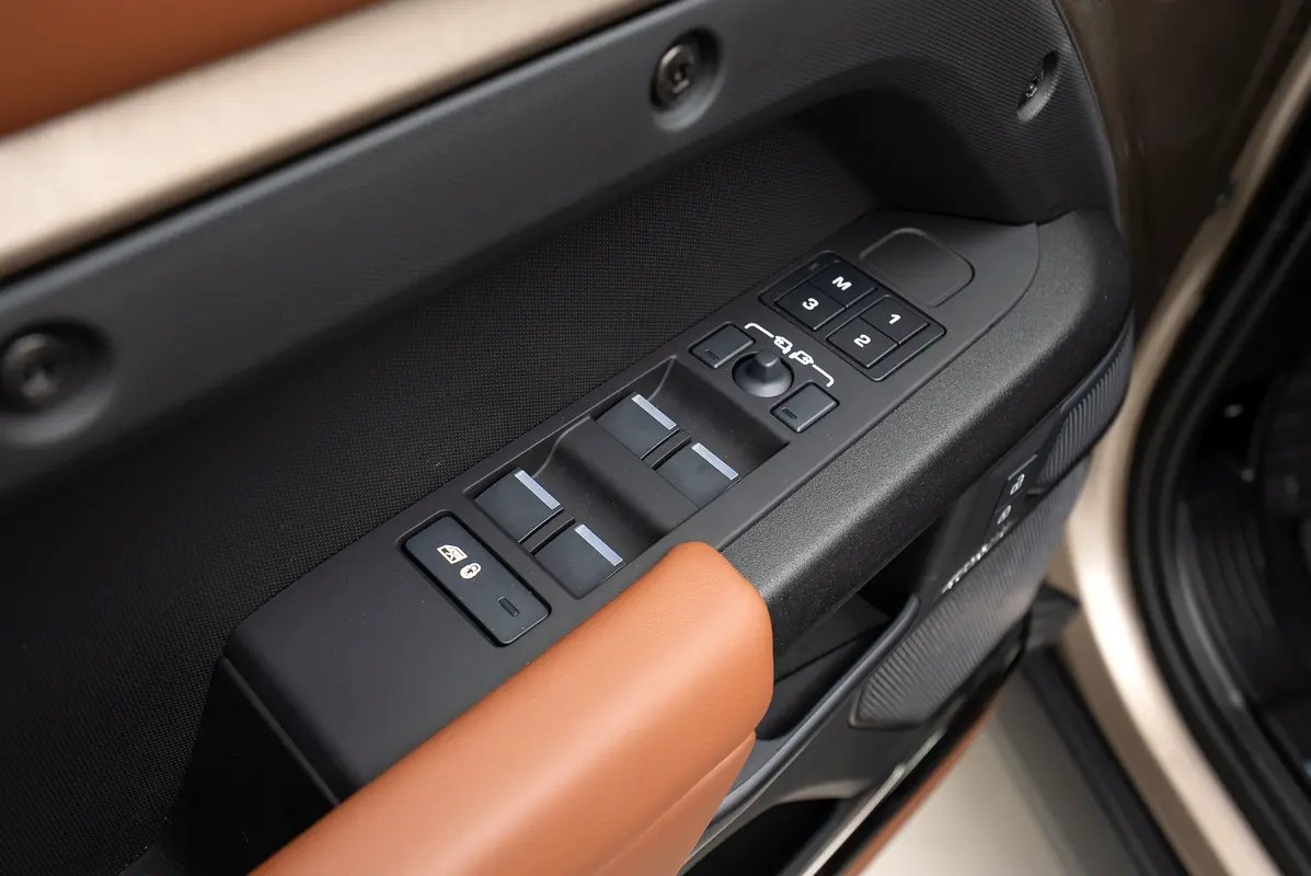 Land Rover Defender 2025