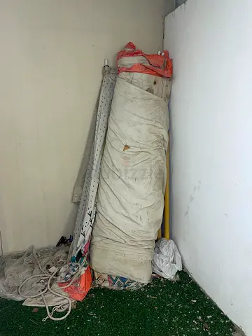 خيمه 6*4 ولا مره انفتحت طلبيه من السعوديه متأثره من الامطار ومن التوقع تعفن قليل قابل للتفاوض
