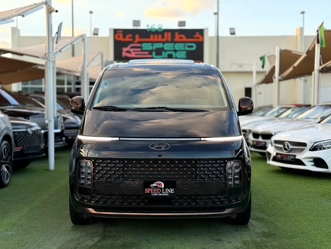 Hyundai Staria 2023 — photo 1 of 18