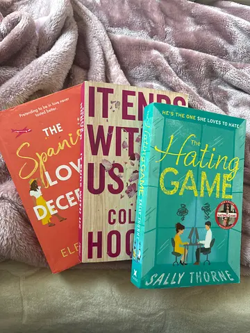 Trendy Trio of Romantic Books for adult Booktok it ends with us spanish love deception hating game
