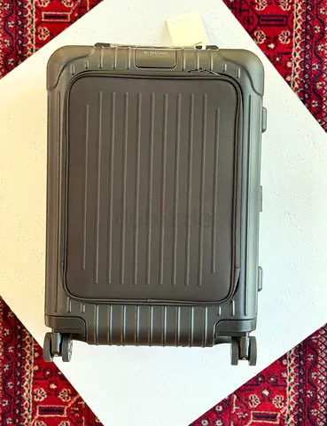 Essential luggage carry on