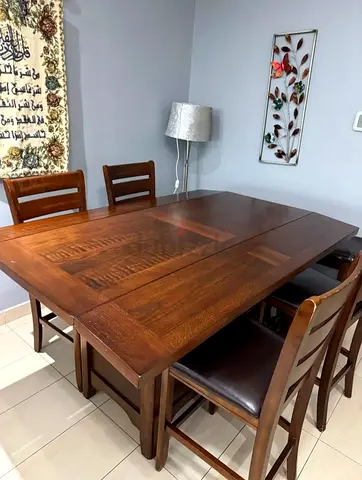 Dinnig table with 6 seats