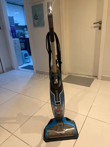 Selling Bissell Vacuum cleaner wet and dry moping plus Vaccum power suction