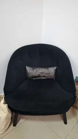 Comfortable Black Accent Chair with Decorative Cushion