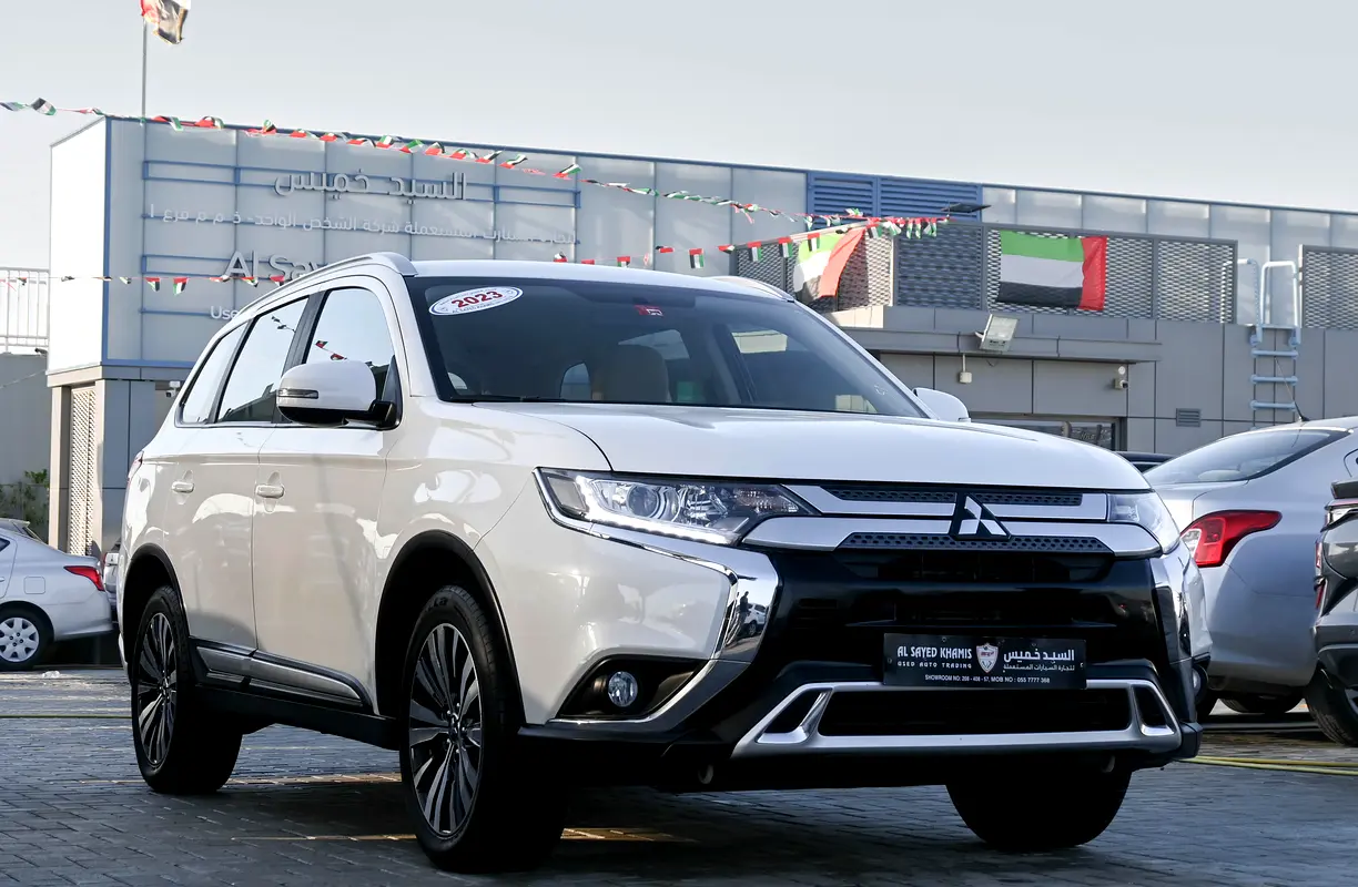 Mitsubishi Outlander 2023 — photo 1 of 15