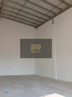 A spacious warehouse is available for rent in the Umm Al Thu'ub area. It has ample space and can